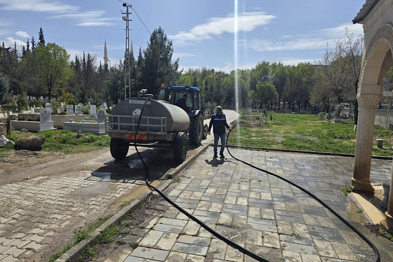 Siirt Belediyesi mezarlıkları bayrama hazır hale getirdi