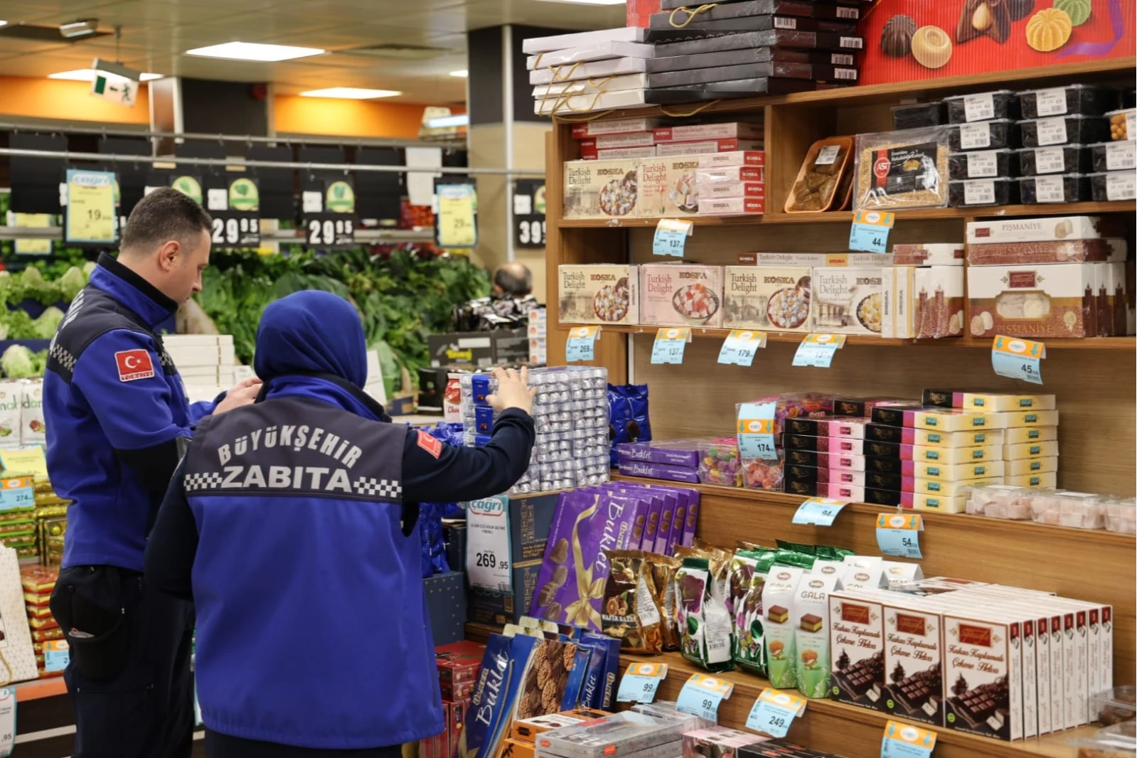 Zabıtadan çikolata baskını