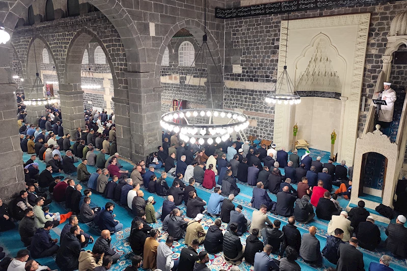 Bayram namazı yarı sevinç yarı hüzünle eda edildi