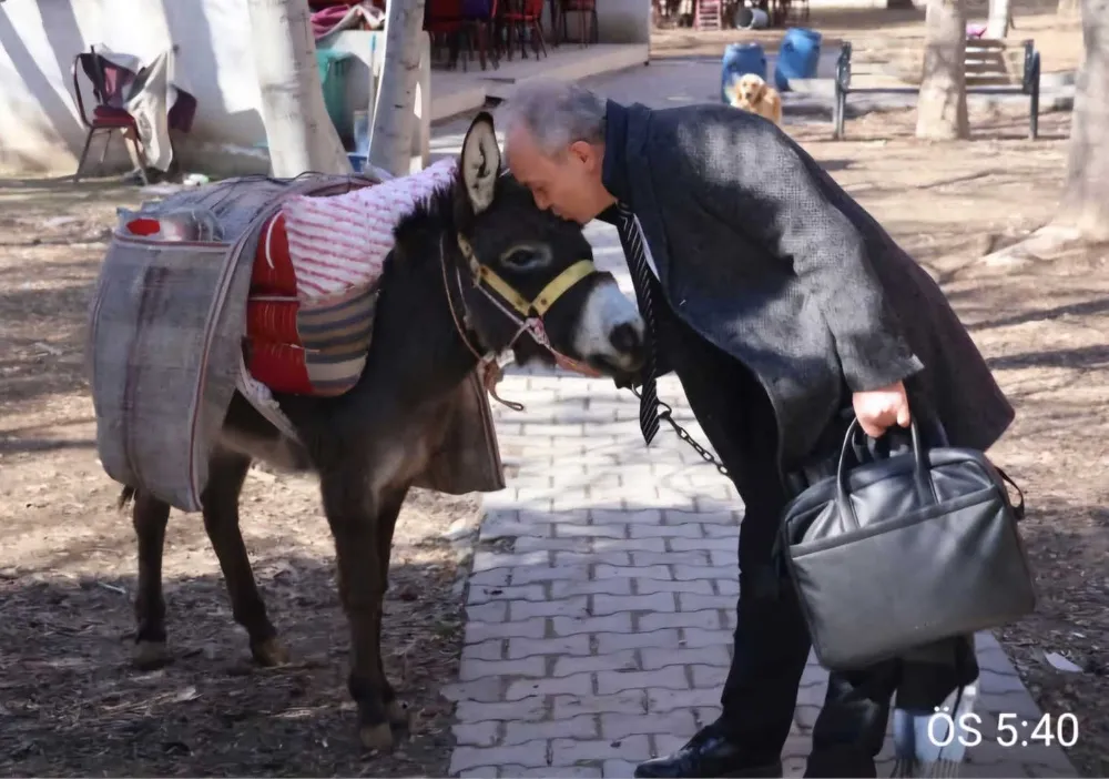 TÜRKİYE’NİN EŞEKLİ DOSTOYEVSKİ’Sİ ERSİN BİLGE, 14 BİN ÇOCUĞU KİTAPLA BULUŞTURDU