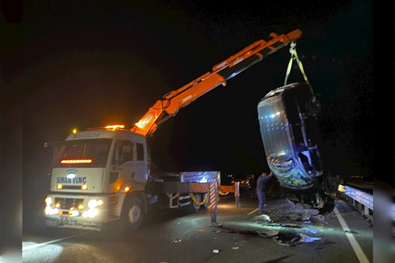 Tırdan fırlayan demire çarpan otomobil takla attı: 3 yaralı 