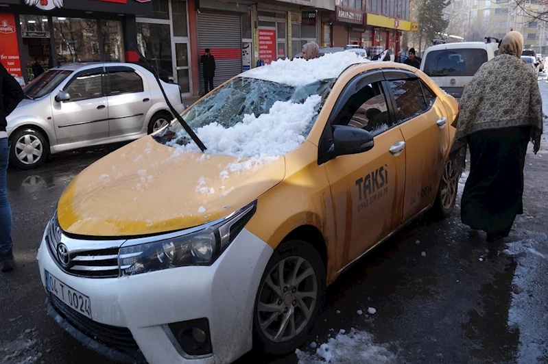 Seyir halindeki aracın üzerine çatıdan kar düştü