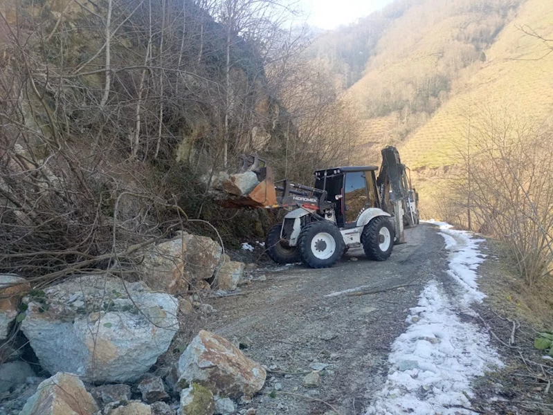Eriyen kar kütleleri heyelanlara yol açtı: Ulaşımda aksamalar yaşandı 
