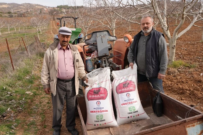 Denizli’de çiftçinin yüzü Büyükşehirle gülüyor