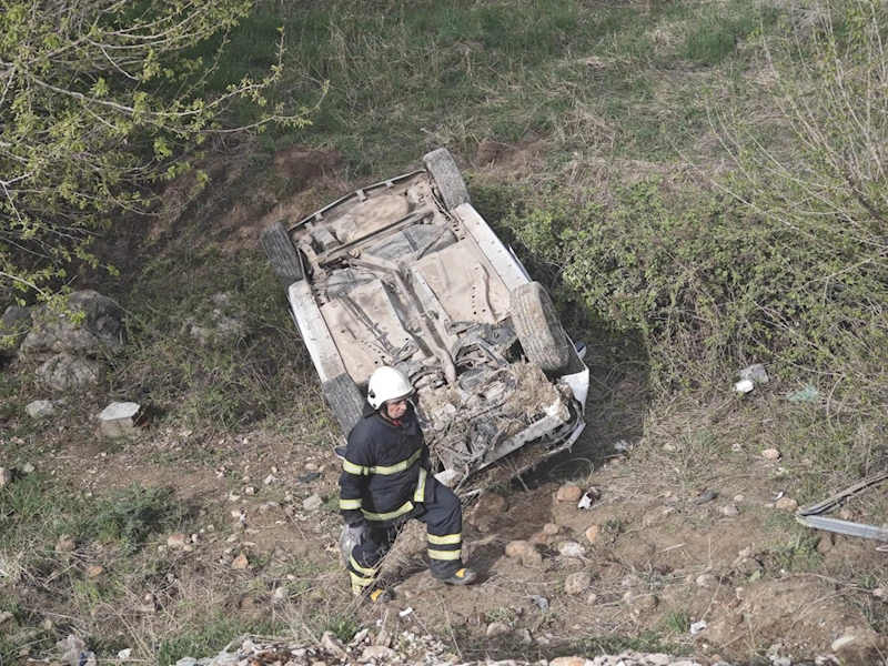 Kahta’da trafik kazası: Otomobil dereye uçtu, 2 kişi yaralandı 