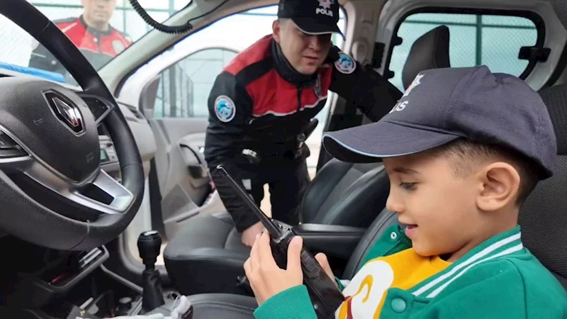 Adıyamanlı depremzede Çınar’a bayram sürprizi: Polis ekiplerinden anlamlı ziyaret  - Videolu Haber