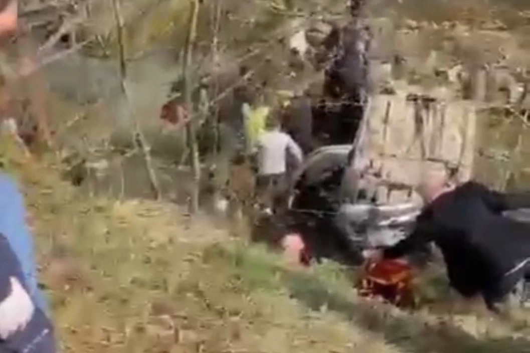 Otomobil tarlaya devrildi 2