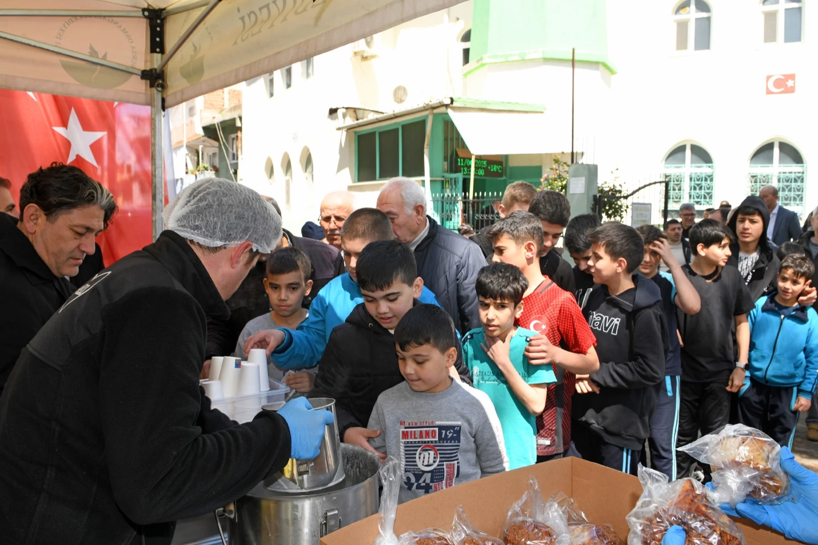 Başkan Aydın’dan vatandaşlara çorba ikramı