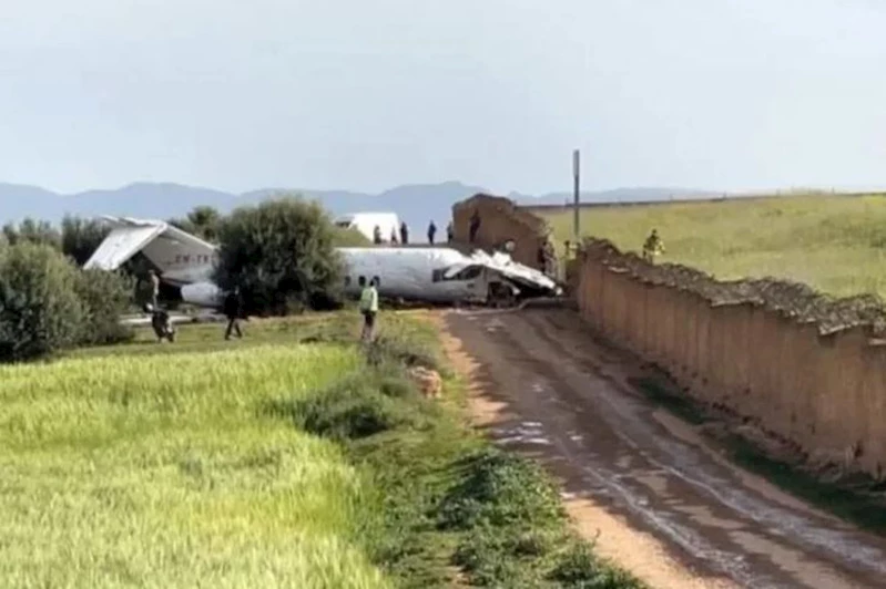 Pistten çıkan uçak duvara çarptı: 4 yaralı