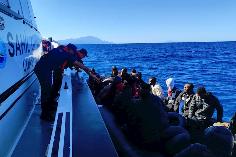 İzmir açıklarında 41 düzensiz göçmen yakalandı