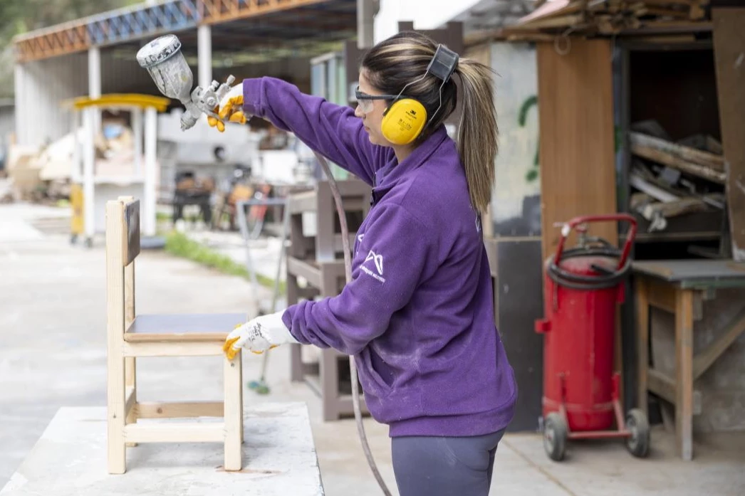 Atık deyip geçmeyin! Okullar masa sandalye oluyor