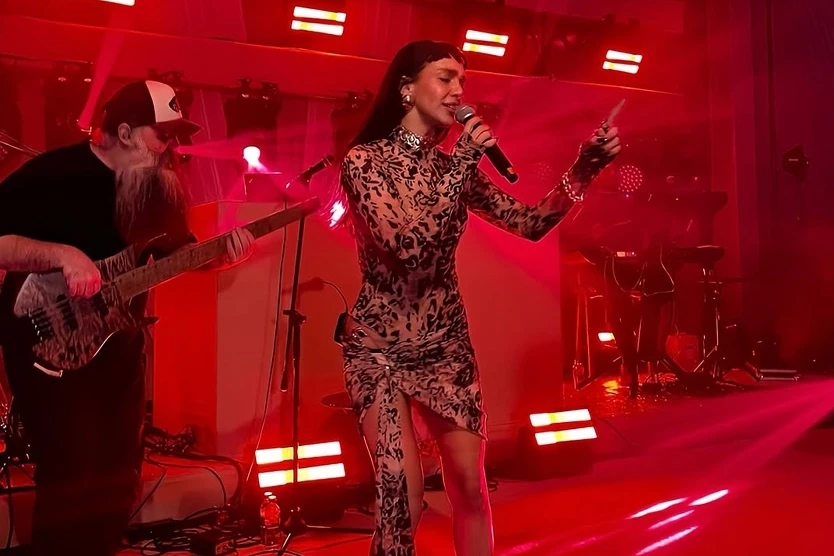 Aybüke Albere İstanbul’da sahneyi salladı