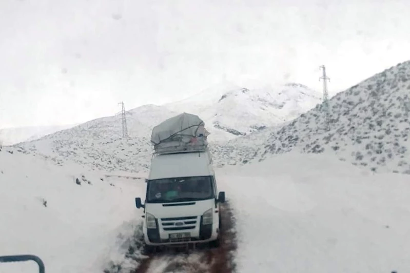 Siirt’te karda mahsur kalan yolcu minibüsü ekipler tarafından kurtarıldı