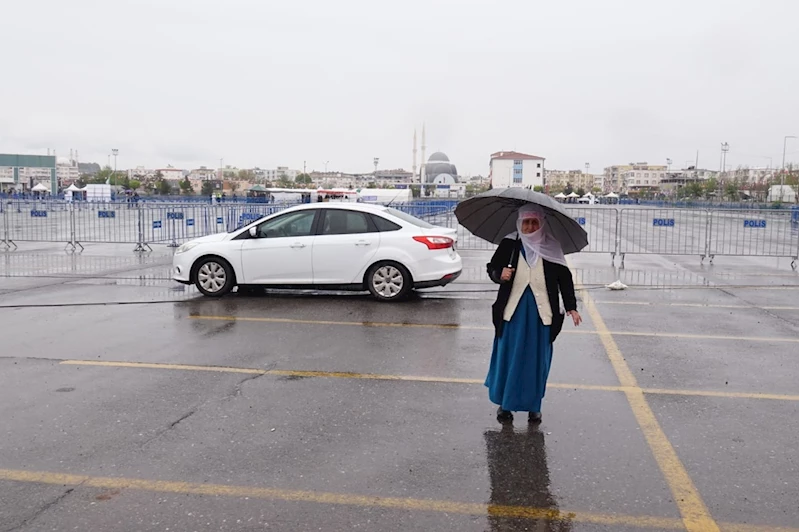 Peygamber sevdası, yaşlı kadını sabahın erken saatlerinde mevlit alanına getirdi