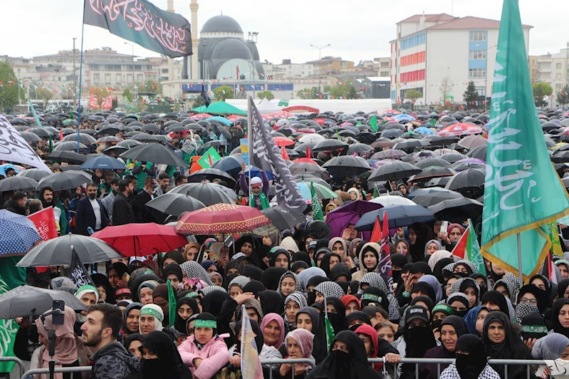 Peygamber sevgisi engel tanımadı: Binlerce kadın Mevlid alanına akın etti