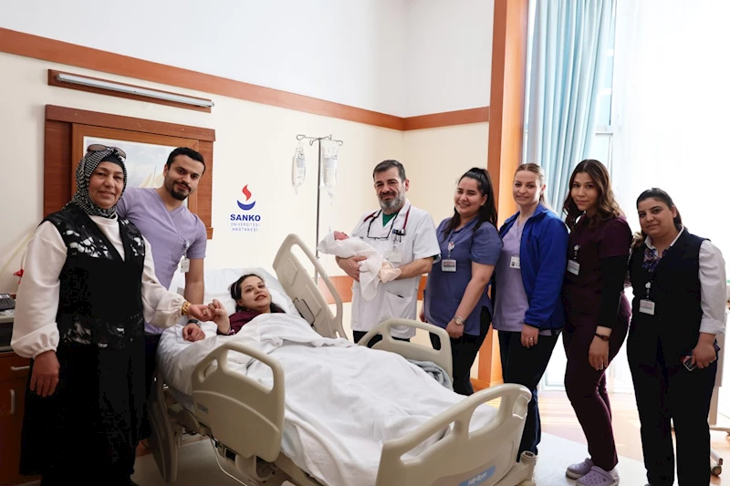 Kanseri yendi, sağlıklı bir bebek dünyaya getirdi 