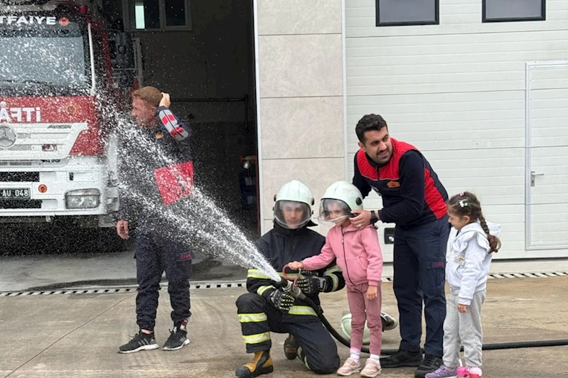 Minik öğrencilere yangın eğitimi