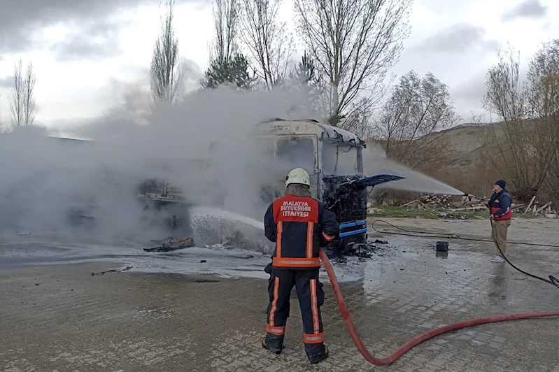 Park halinde alev alan tır küle döndü