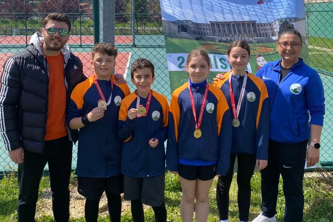 Bursa Osmangazi’nin genç raketleri kortta yıldızlaştı