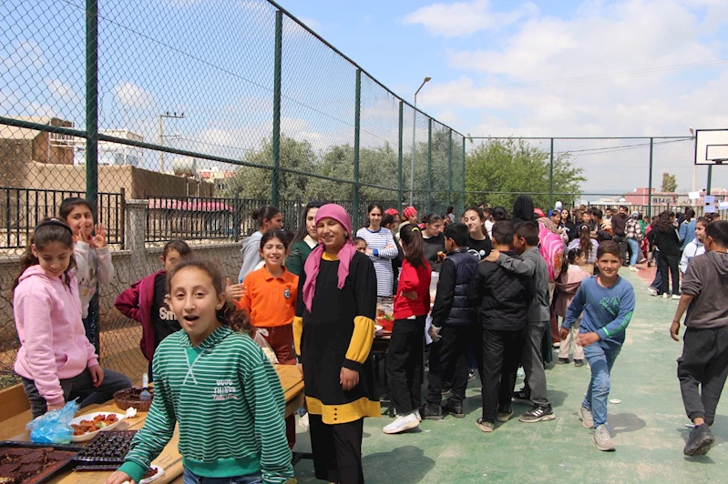 Ortaokul öğrencileri Gazze yararına kermes düzenledi