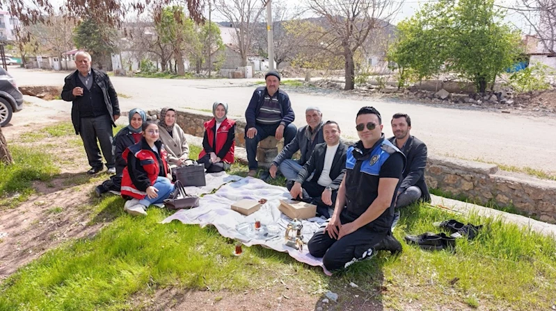Polislerden ‘Pasta Bizden Çay Sizden’ ziyaretleri devam ediyor 