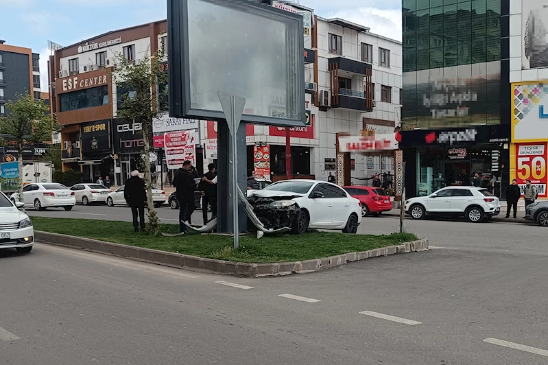 Otomobil reklam panosuna çarparak durabildi