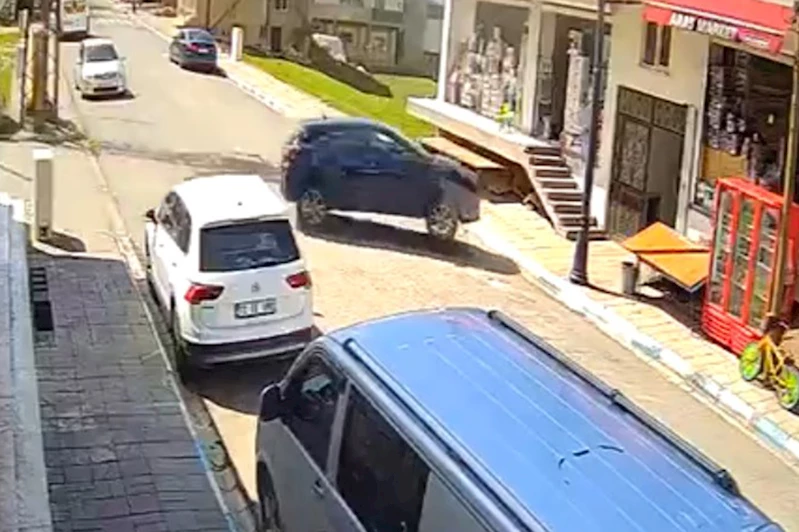 Otomobil bina girişine çarptı, bir kişi saniyelerle kurtuldu