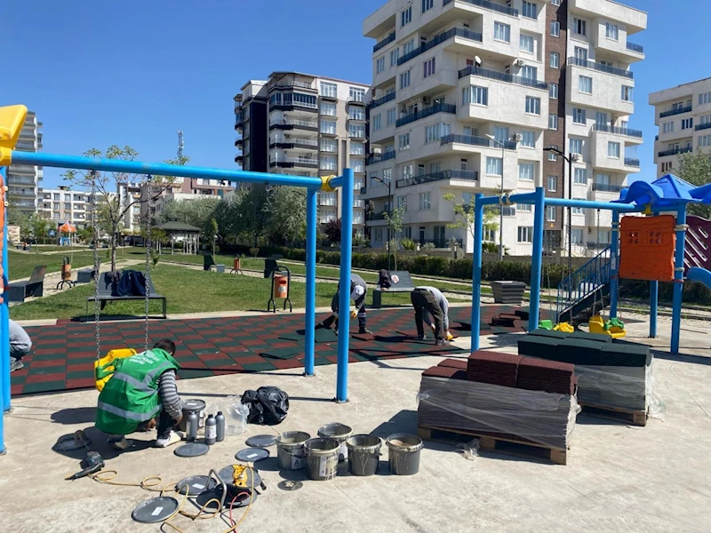 Kahta Belediyesi parkları yaza hazırlıyor: Oyun grupları yenileniyor, yeşil alanlar bakıma alındı 