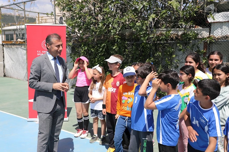 Minik raketler kortta ter döktü: 