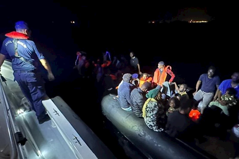 İzmir açıklarında 29 düzensiz göçmen yakalandı