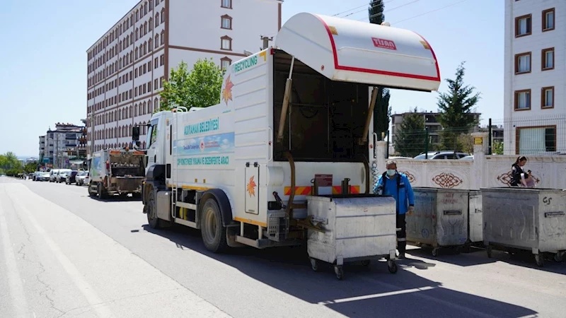 Adıyaman Belediyesi’nden yaz seferberliği: Çöp konteynerleri özel solüsyonlarla dezenfekte ediliyor  - Videolu Haber