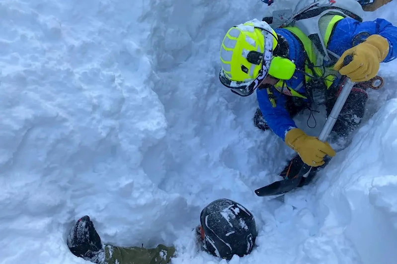 Çığ altında kalan 1 kişi öldü