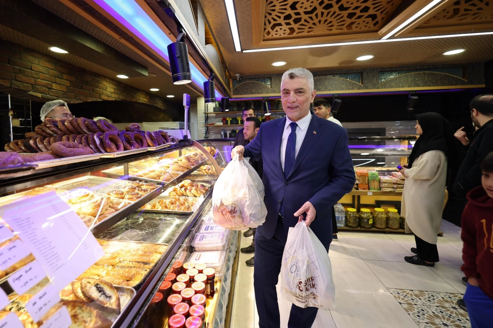 Bakan Bolat boykota karşı alışverişe çıktı