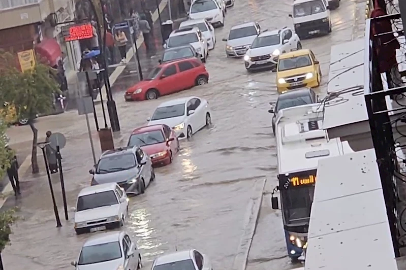 Elazığ’da sağanak yağış hayatı olumsuz etkiledi