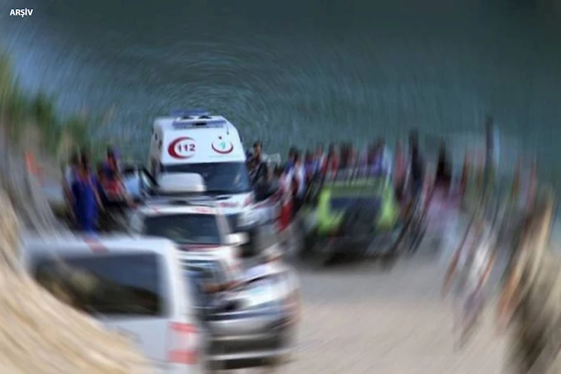 Tır, tur otobüsüne çarptı: 13 yaralı