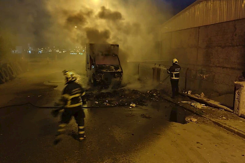 Elektrik kontağından çıkan yangın aracı küle çevirdi 