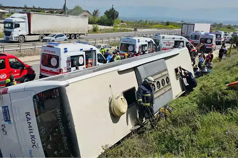 Yalova-Bursa kara yolunda yolcu otobüsü devrildi: Bir ölü, 2 yaralı