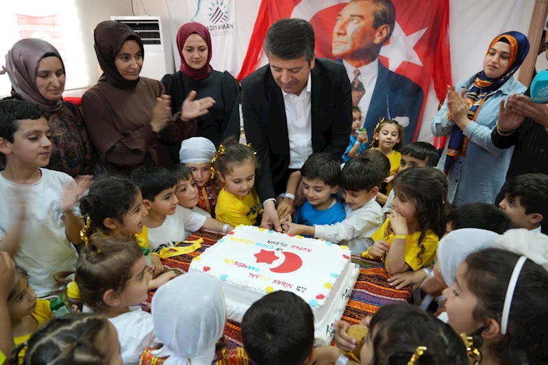 Çocuklarla uçurtma uçurup, pasta kesen Tutdere: 