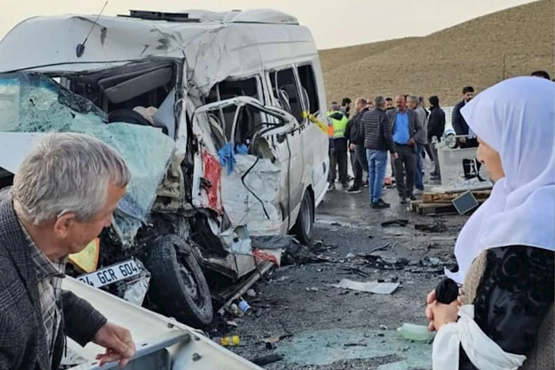 Van’da yolcu minibüsüyle kamyonet çarpıştı: 6 ölü, 8 yaralı