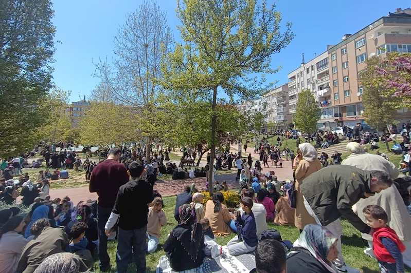 Deprem korkusuyla park ve bahçelere akın ettiler