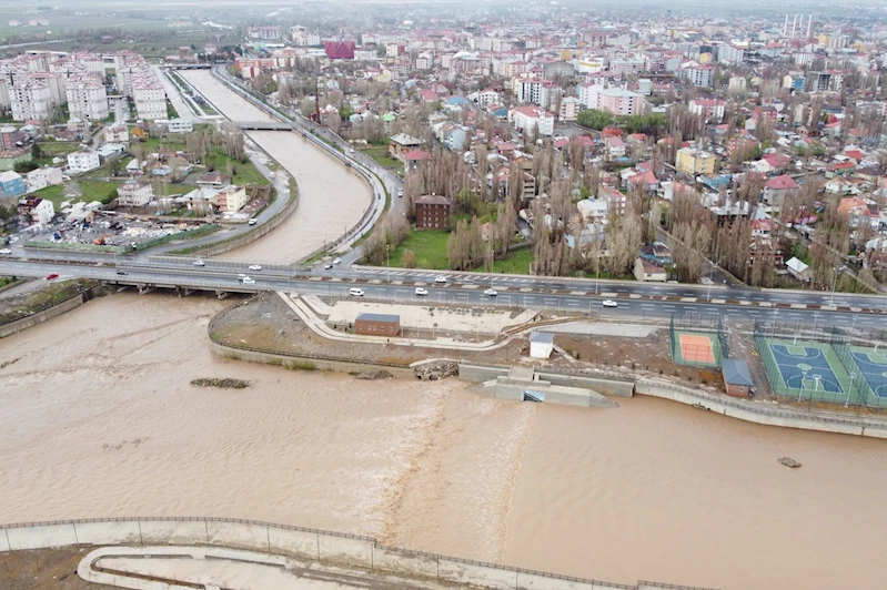 Murat Nehri ve Taşlıçay Deresi debisi yükseldi, zaman zaman taşkınlar yaşandı