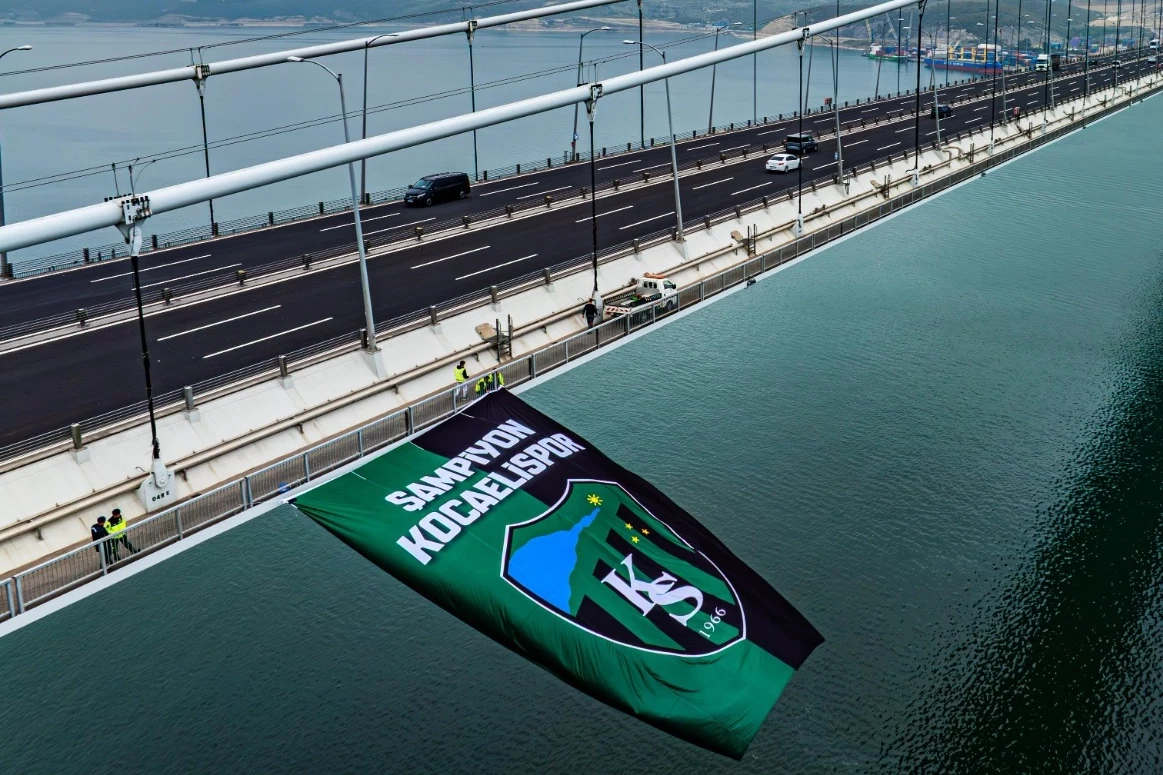 Kocaelispor bayrağı, Osmangazi Köprüsü’ne asıldı!