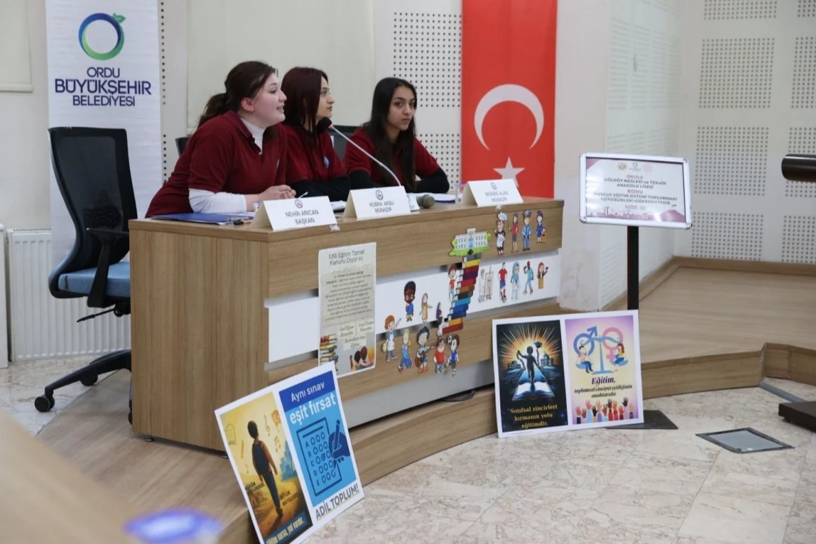 Gençler münazara için yarıştı