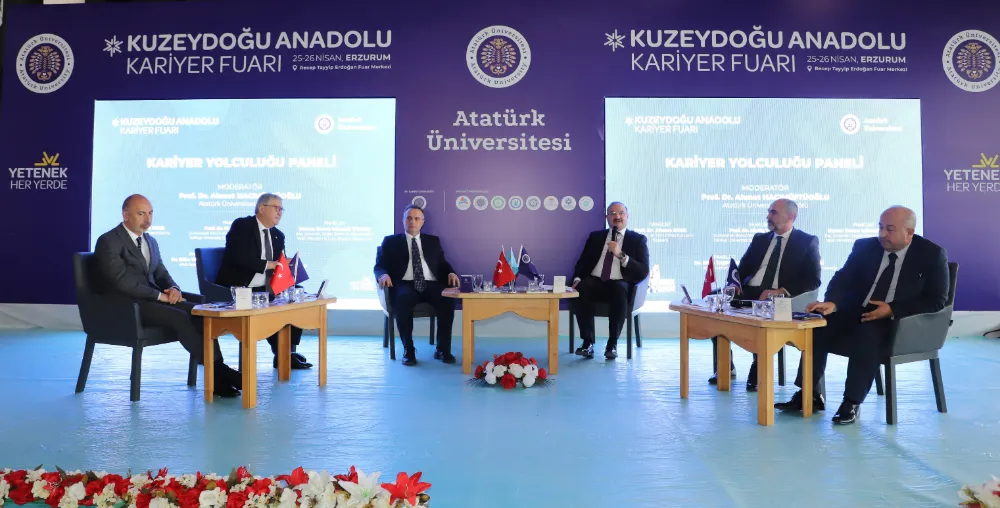 Moderatörlüğünü Rektör Hacımüftüoğlu’nun Yaptığı “Kariyer Yolculuğu Söyleşisi” KUDAKAF’25 Kapsamında Düzenlendi