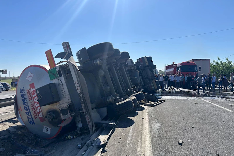 Bariyerlere çarpan tır devrildi: Şoför hayatını kaybetti