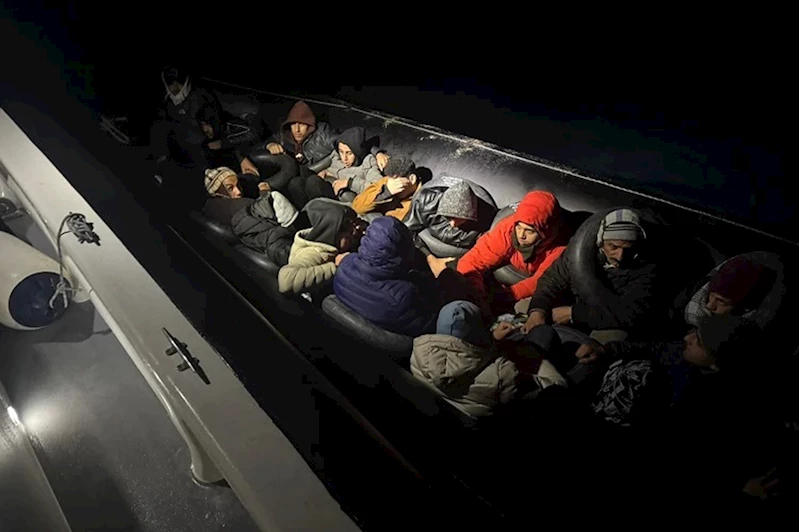 İzmir açıklarında 31 düzensiz göçmen yakalandı