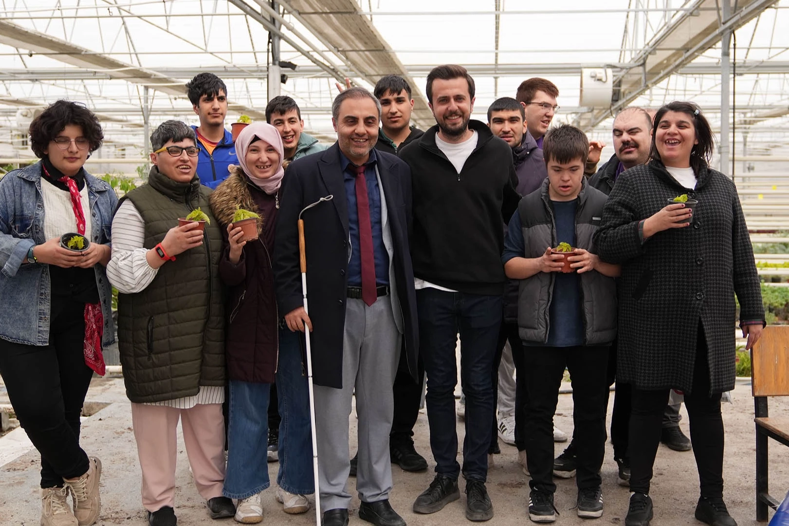 Seranın özel konukları çiçek dikti