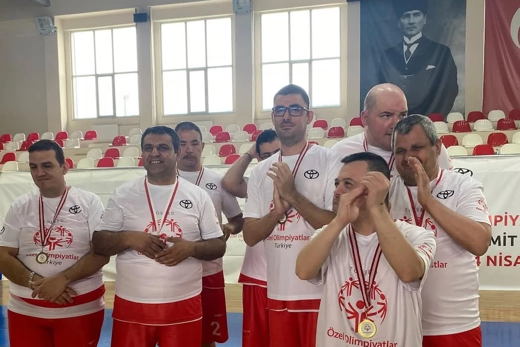 Özel çocuklar altın madalyaları Ayvalık’a getirdi