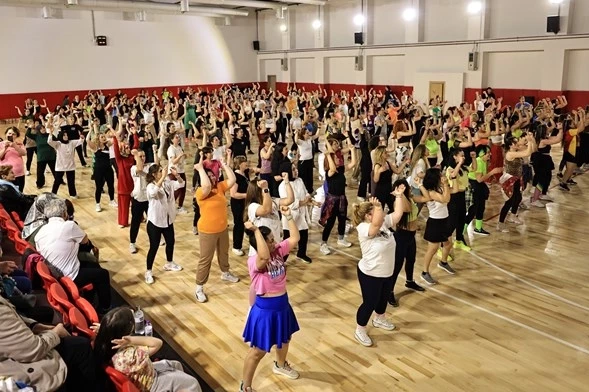 350 kadın kursiyer Dünya Dans Günü’nde zumba gösterisi yaptı