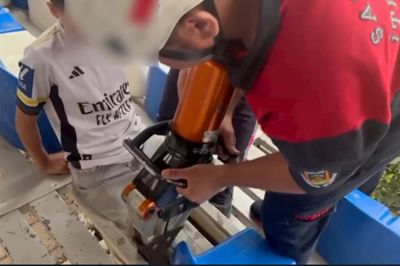 Şanlıurfa’da tribün demirine ayağı sıkışan çocuk itfaiye tarafından kurtarıldı